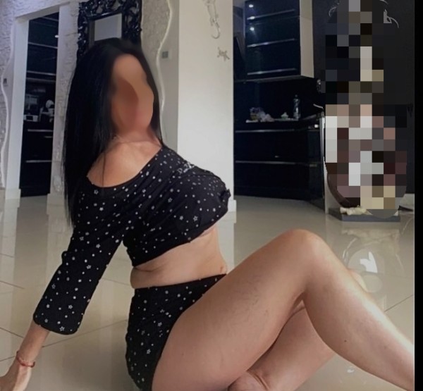 Morenas fiestera besucona