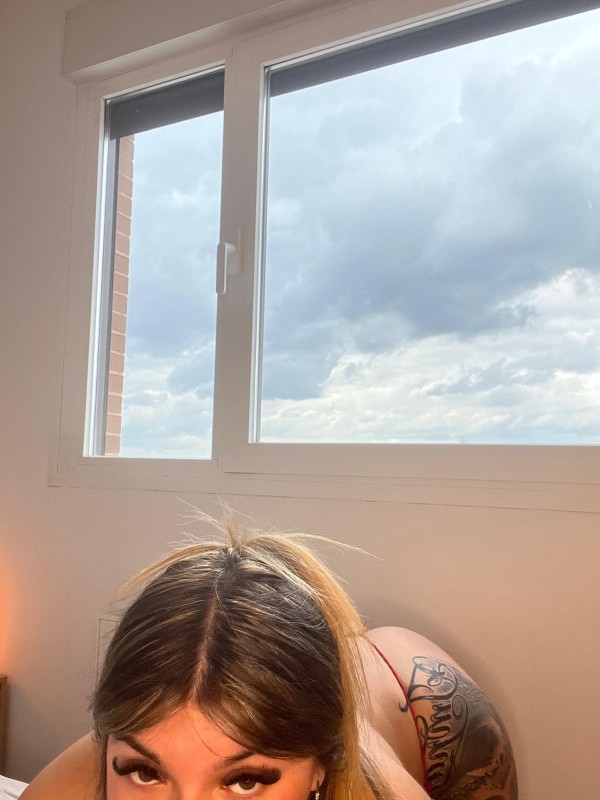 EXOTICA Y EXTROVERTIDA BELLEZA