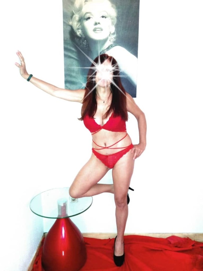 KARINA, MAMASITA BRASILEÑA SENSUAL Y CACHONDA
