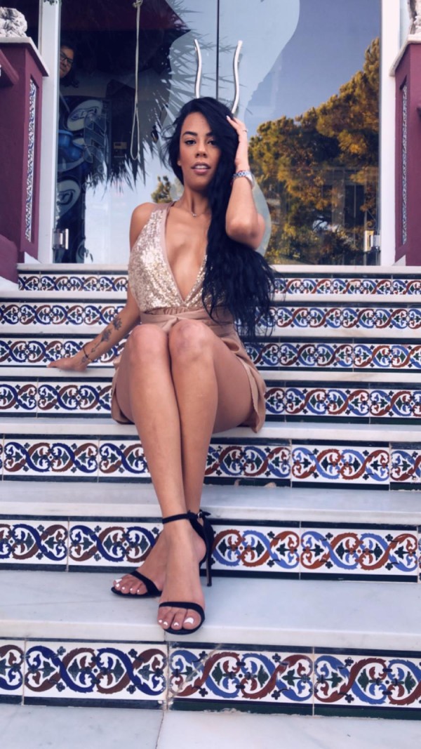 12 latinas nuevas en un chalet de lujo en Cabo Roig