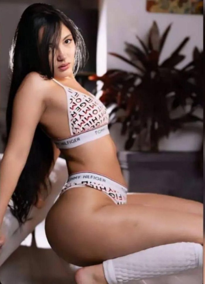 MUJER LATINA HERMOSA