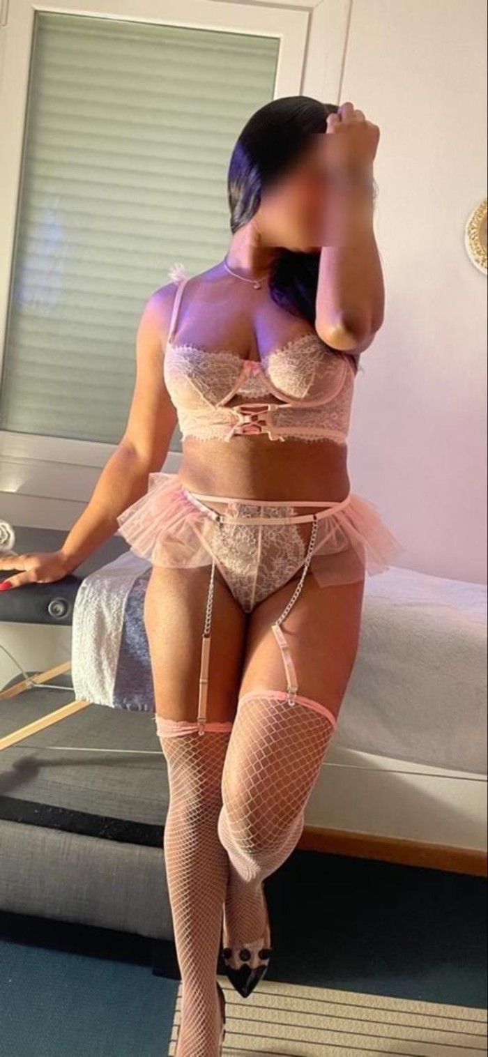 Tres masajistas,amas y sumisa.20,25 y 27.616240128 años