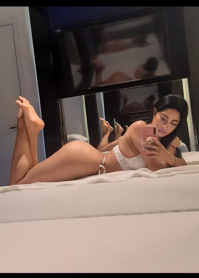 Hermosa y exuberante morena