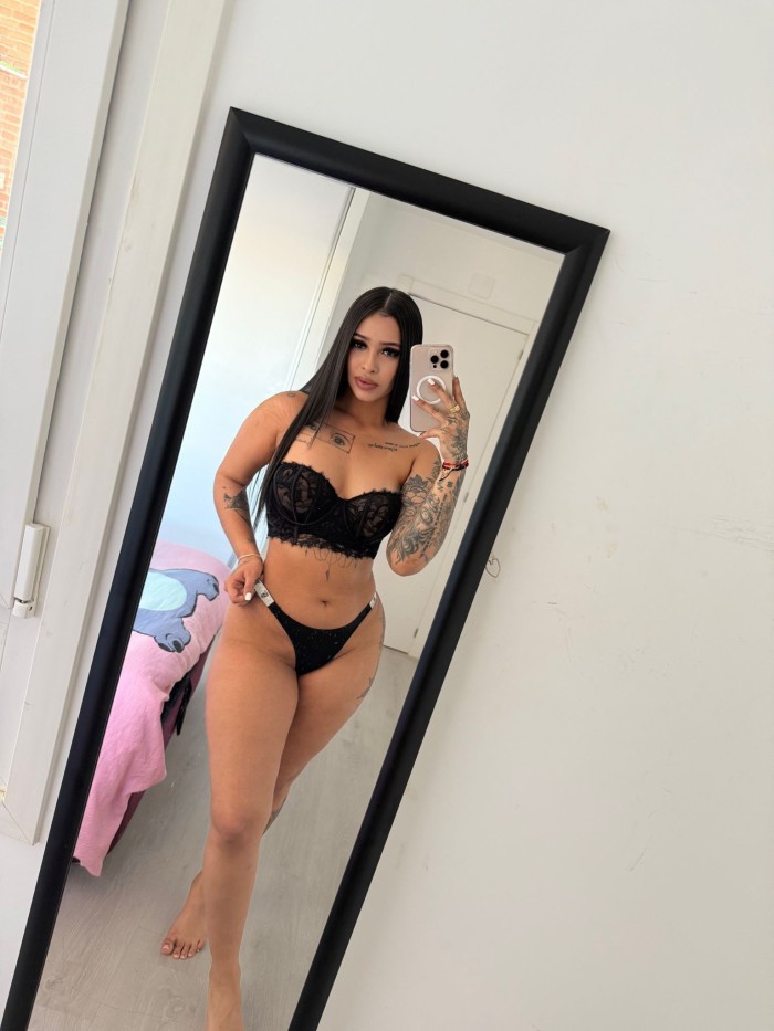 Jovencita extrovertida y cariñosa