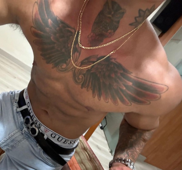 ELEGANTE HOMBRE ESCORT COLOMBIANO EN IBIZA