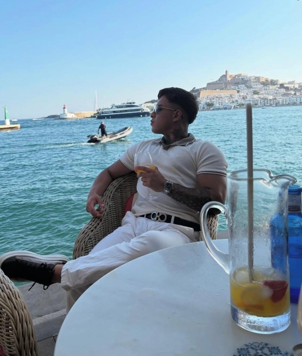 ELEGANTE HOMBRE ESCORT COLOMBIANO EN IBIZA