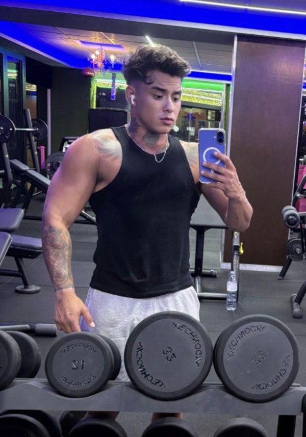 ELEGANTE HOMBRE ESCORT COLOMBIANO EN IBIZA