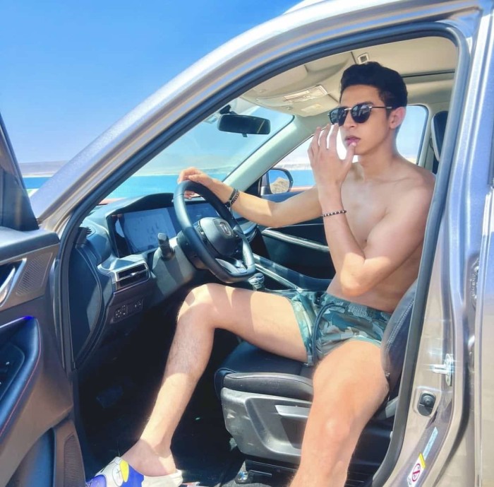 Jovencito sexy y juguetón Patraix para chicos