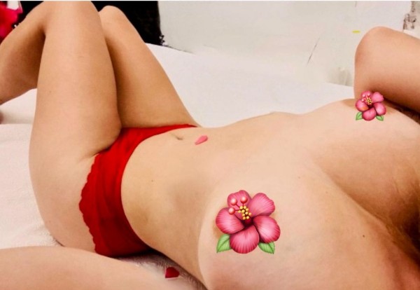 Rubia, pechos naturales