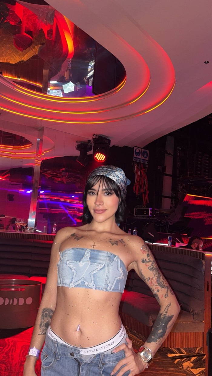 Extrovertida fiestera y cariñosa