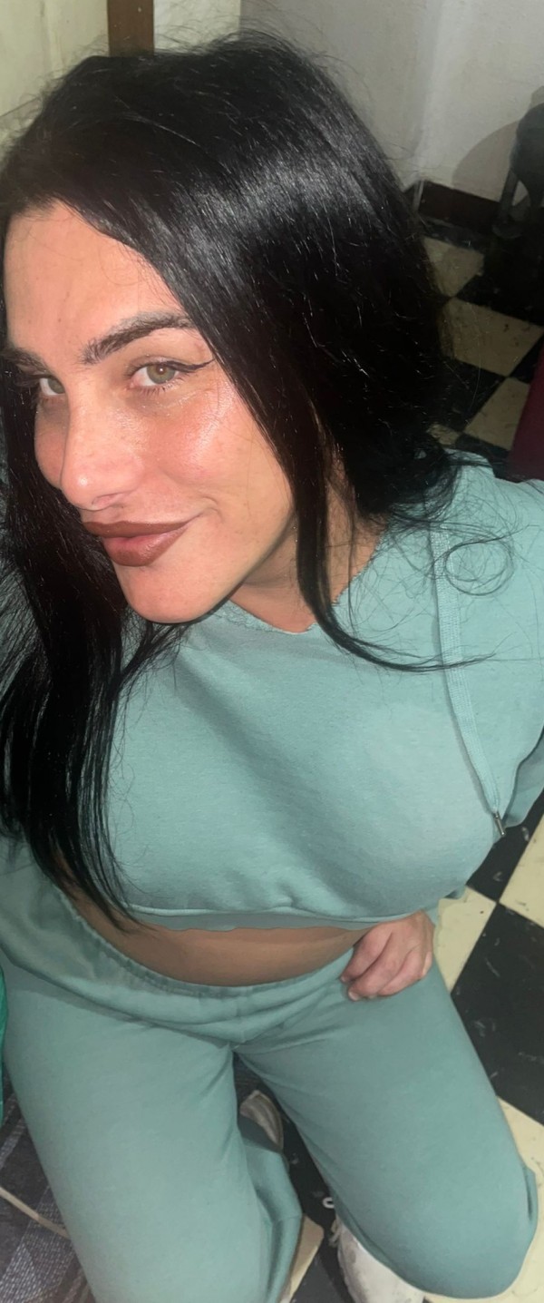 Trans.  Guapa morbosa caliente.    Y. Fiestera.