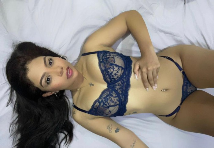 LATINA MUY COMPLACIENTE Y CACHONDA
