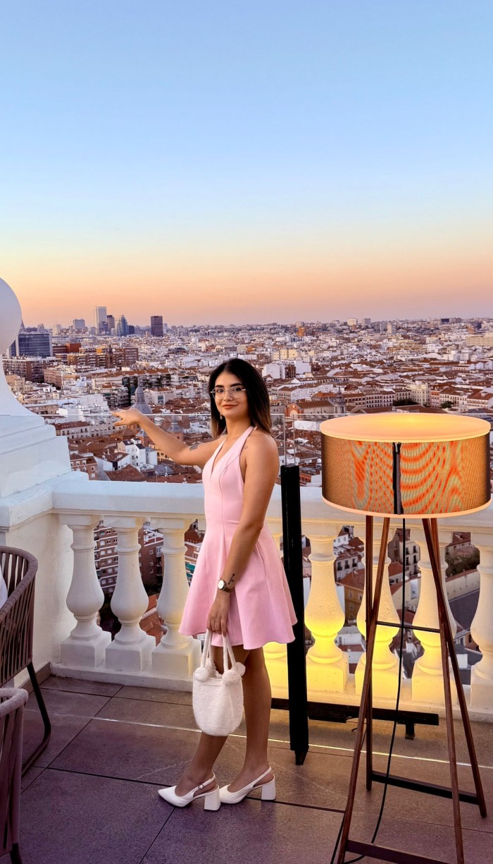 Joven estudiante muy caliente en (vía Julia)