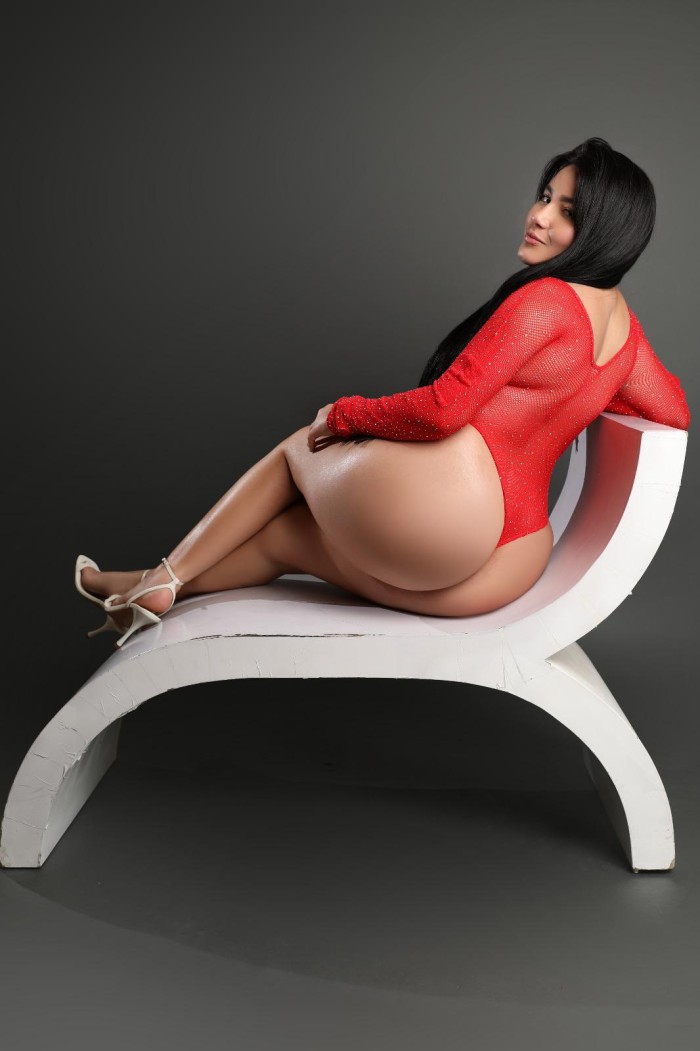 Hermosa. Bomba latina con ganas de sexo