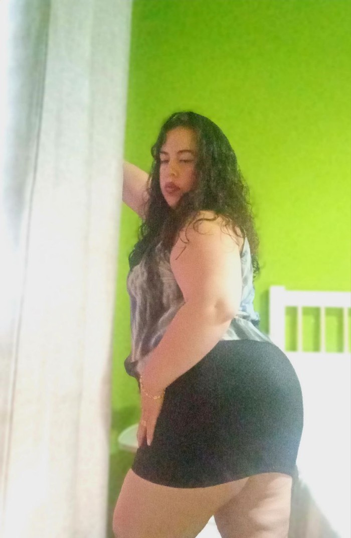 Rellenita tremendo trasero muy completa