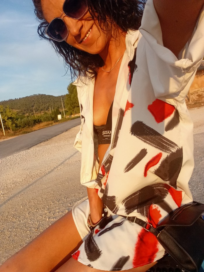 Morenita morbosa fiestera CERCA D PINOSO y SALIDAS