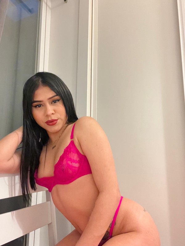 Jovencita colombiana 20 años, delgada, mimosa y súper sexy