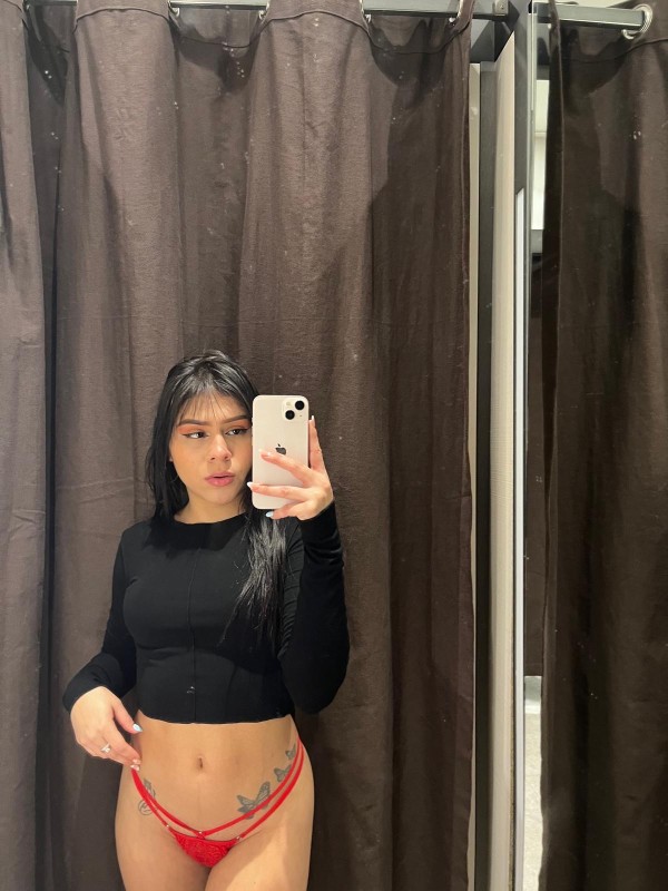 Jovencita colombiana 20 años, delgada, mimosa y súper sexy