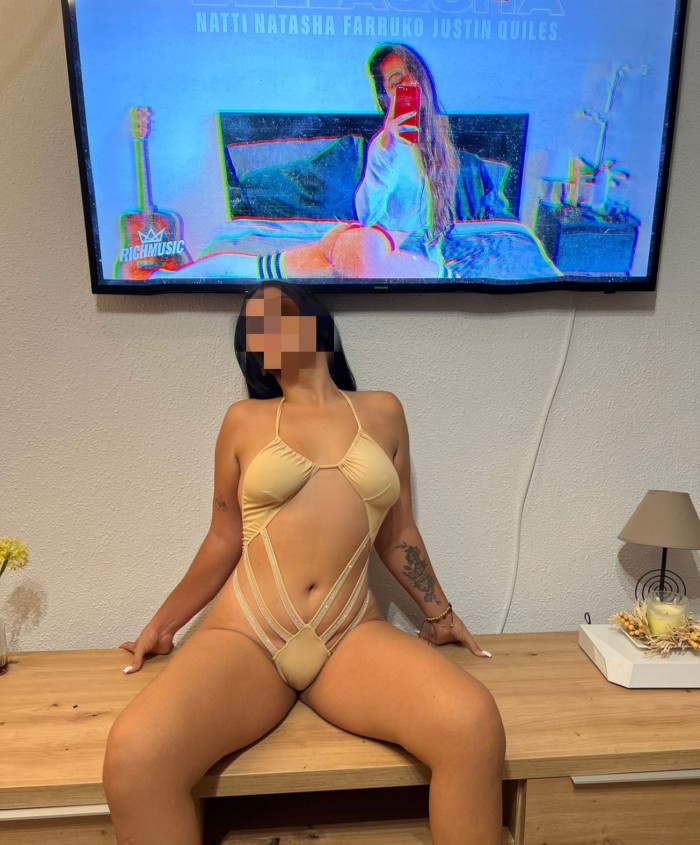 Correme las braguitas y follemos a tope