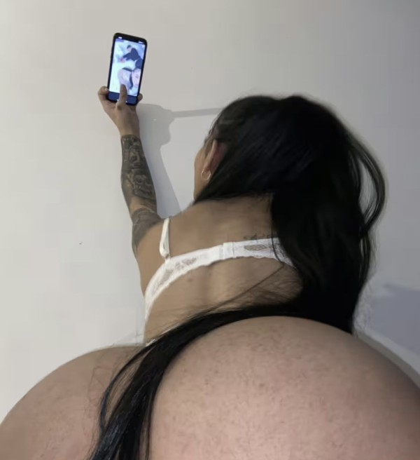 Extrovertida y complaciente