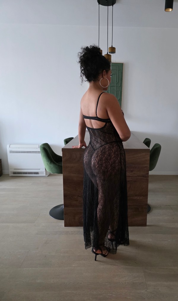 Tu gatita felina esta muy hambrienta y caliente para que juegues con mi