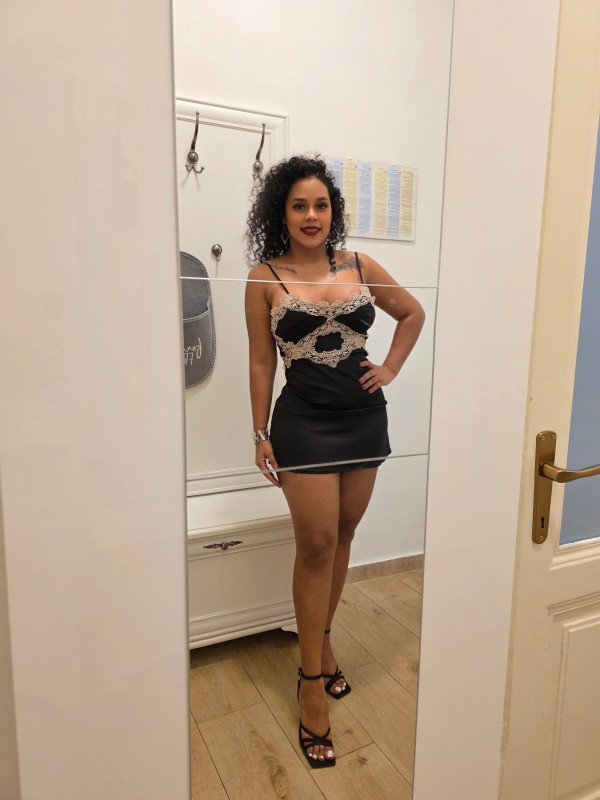 Tu gatita felina esta muy hambrienta y caliente para que juegues con mi