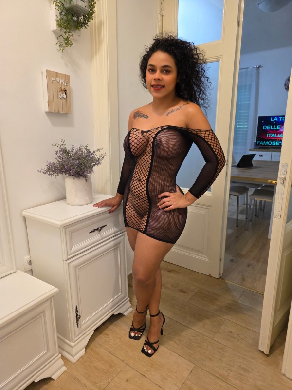 Tu gatita felina esta muy hambrienta y caliente para que juegues con mi