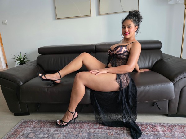 Tu gatita felina esta muy hambrienta y caliente para que juegues con mi