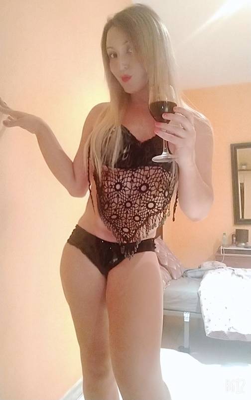 Joven trans súper femenina y morbosa LA MEJOR!