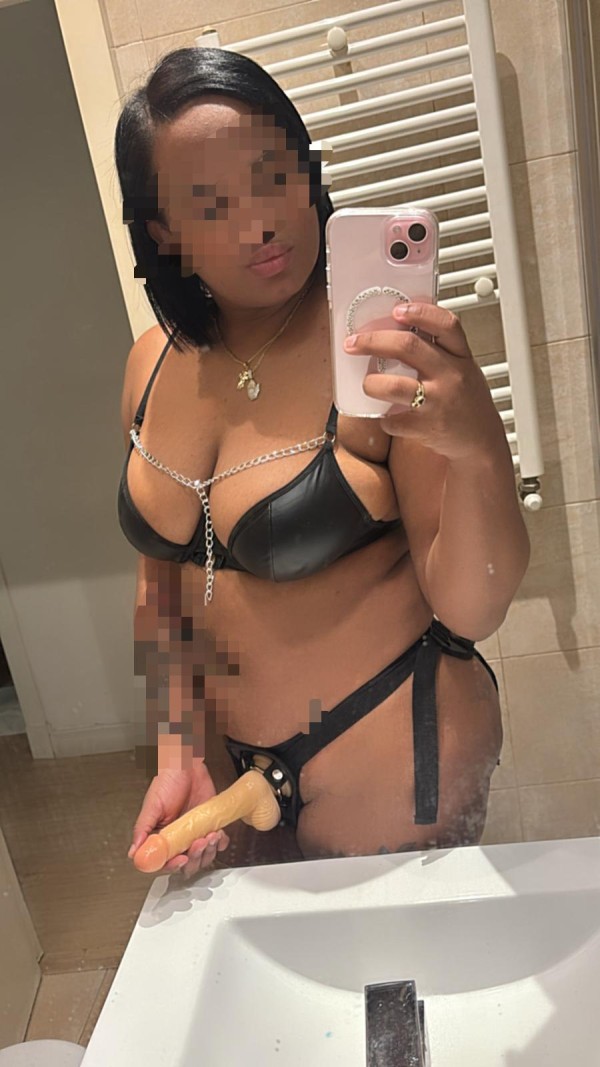 MORENA EXÓTICA JUGUETONA