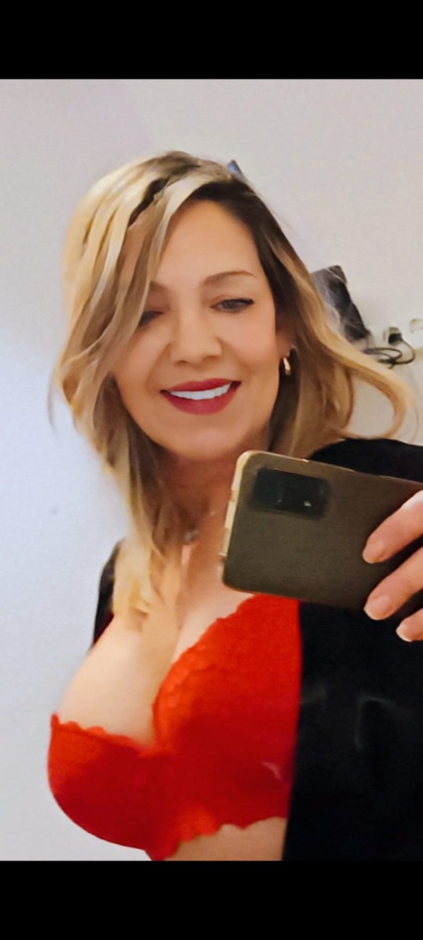 ALICIA MADURITA FIESTERA GUAPÍSIMA NO BUSQUES MAS