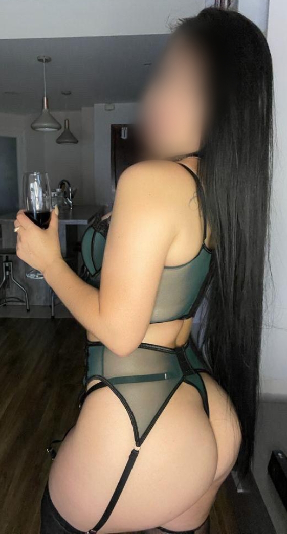 MUY COMPLETA CON GANAS DE CONOCERTE Y PASARLO DE L