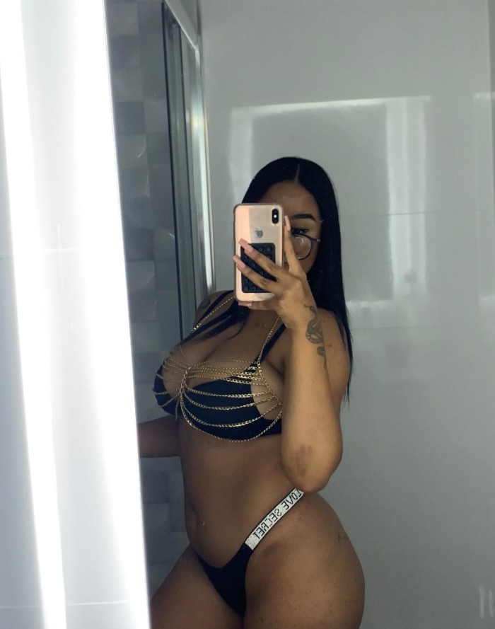 Latina caliente dispuesta a pasarla bien rico