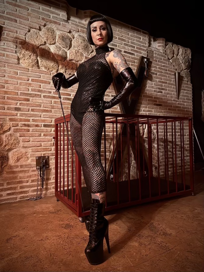 Disciplina, protocolo y control absoluto.