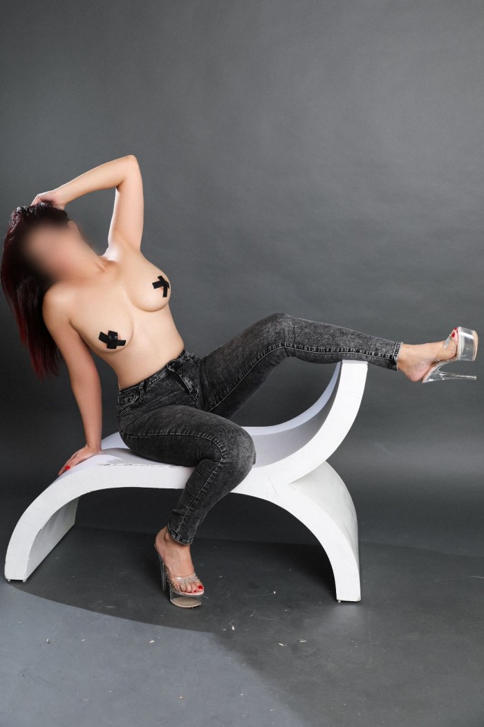 UNA PUTITA CALIENTE DISPONIBLE PARA SALIDAS