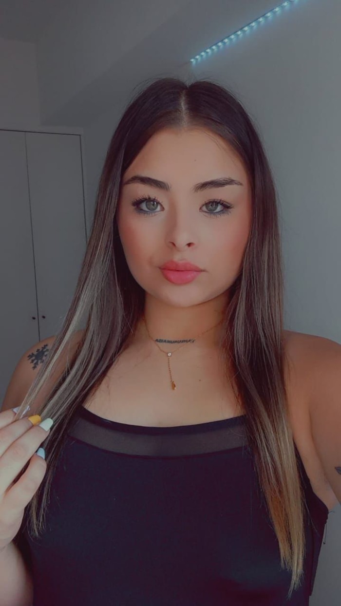 Joven latina complaciente