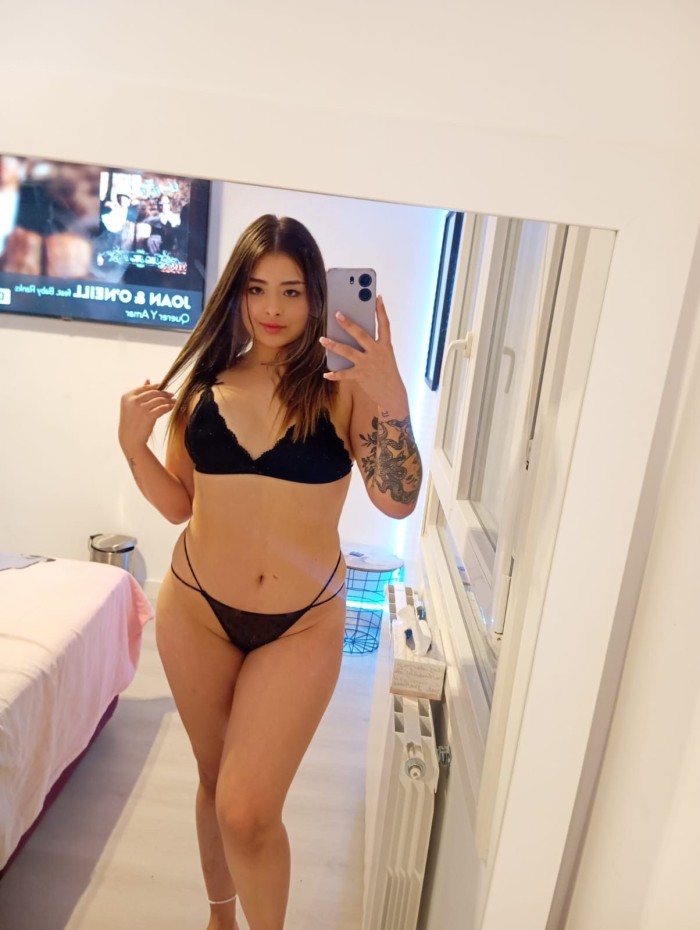 Sexy extrovertida y complaciente