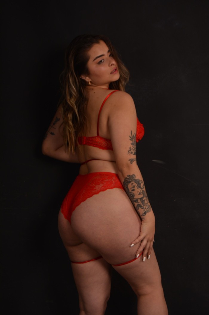 Sexy extrovertida y complaciente