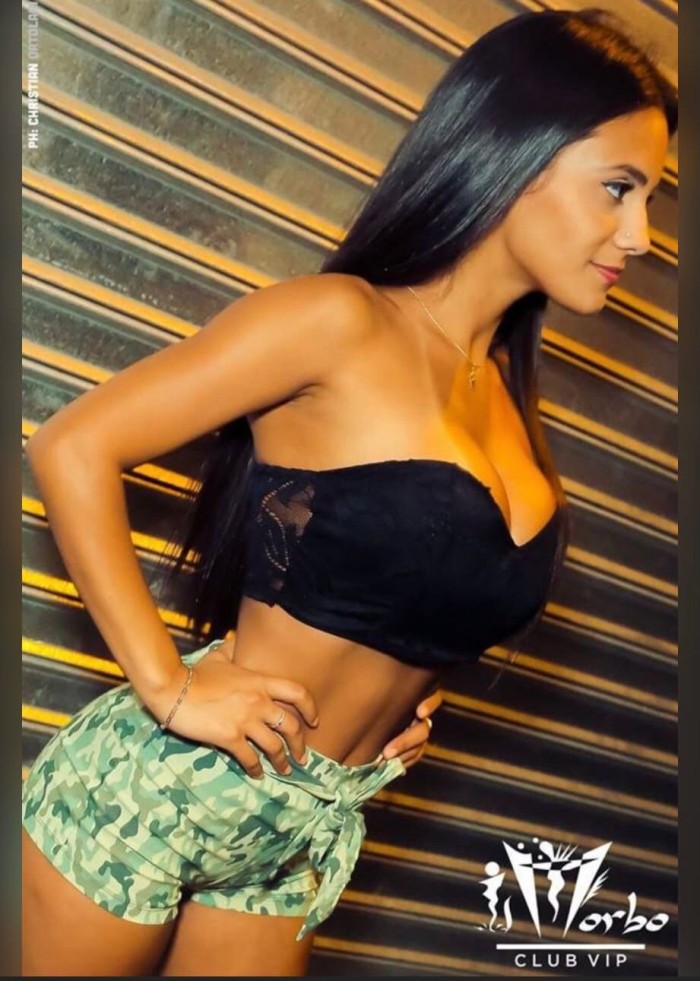 En Elda pechugona tipazo espectacular cariñosa mim