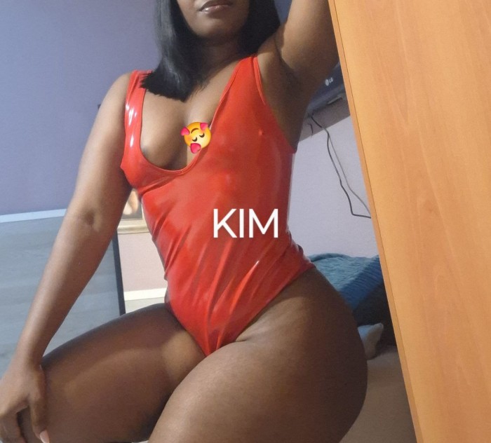Piel canela hermosa con curvas perfectas