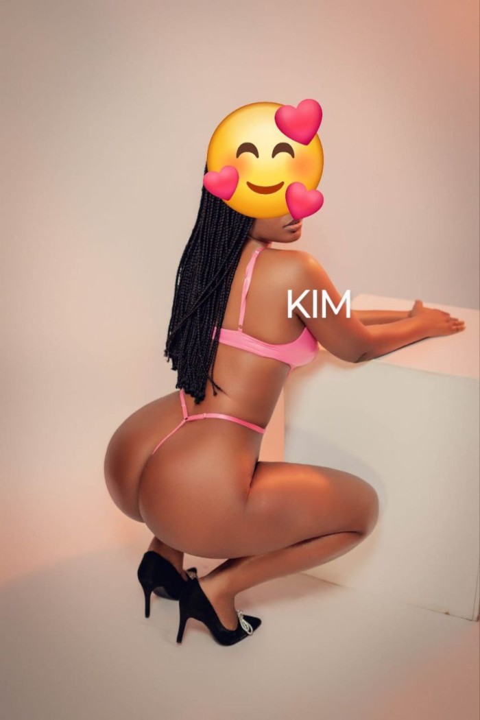 Piel canela hermosa con curvas perfectas
