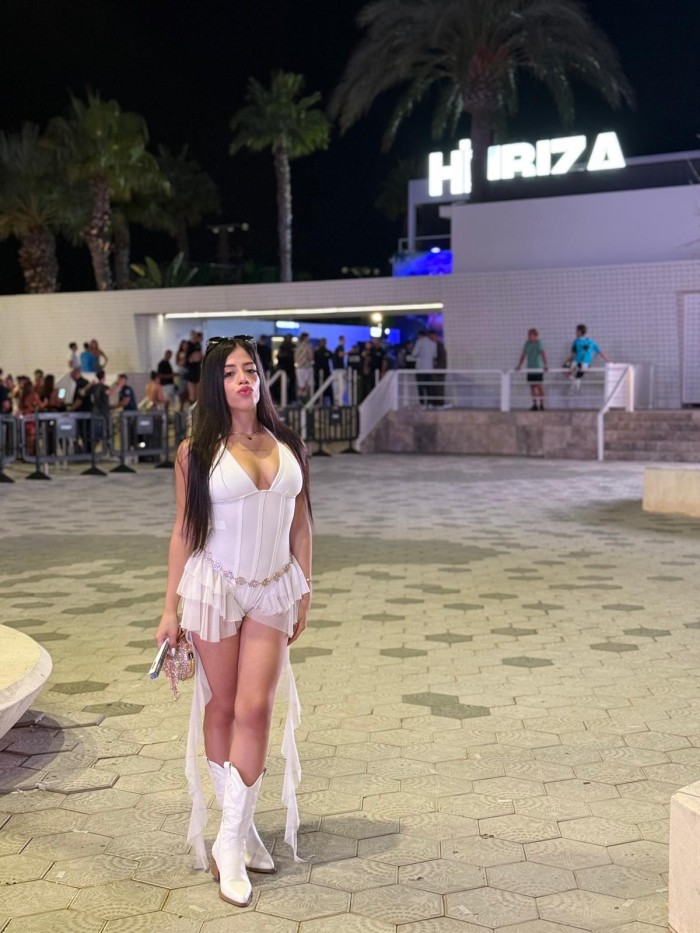 PEQUEÑITA Y JOVEN ESCORT EN IBIZA DE MENTE ABIERTA