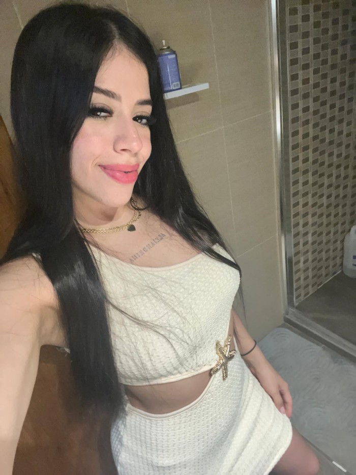 PEQUEÑITA Y JOVEN ESCORT EN IBIZA DE MENTE ABIERTA