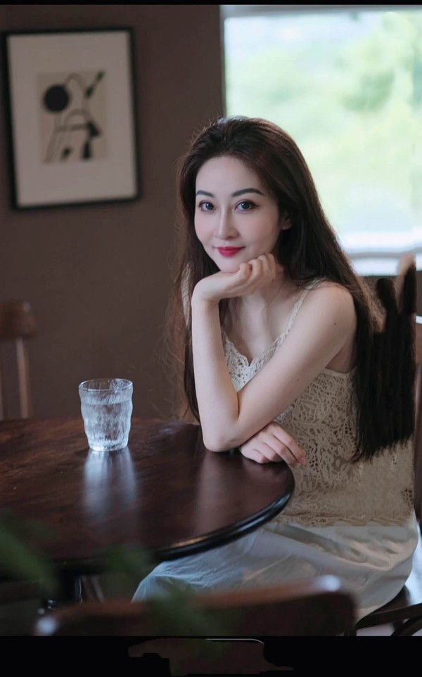 Chica asiatica oriental cariñosa china