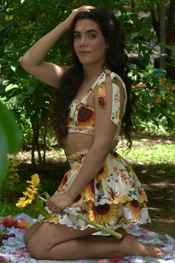 jovencita colombiana en las Americas