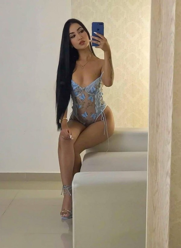 HERMOSA FIESTERA DULCE Y CARIÑOSA EN PLAZA ELÍPTICA