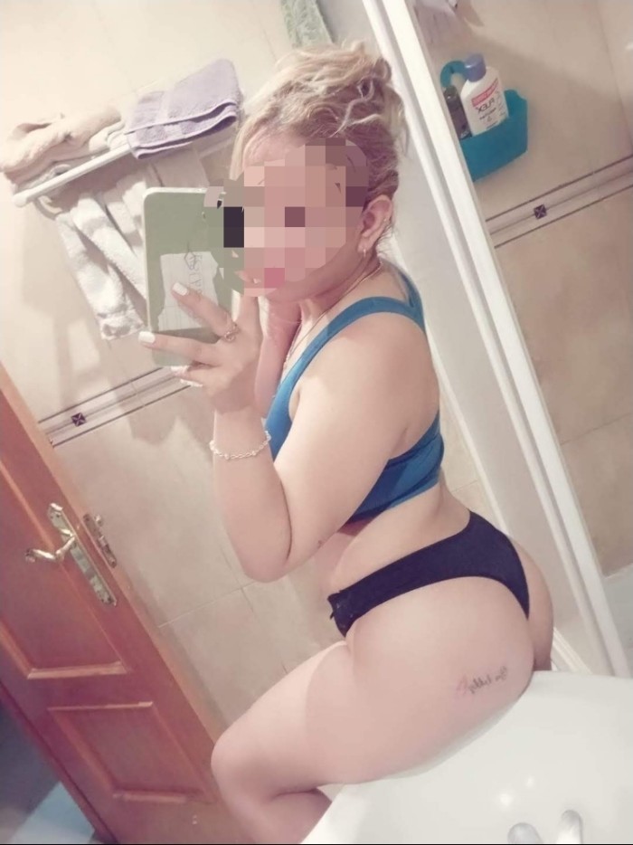 Chica nueva cariñosa y atractiva