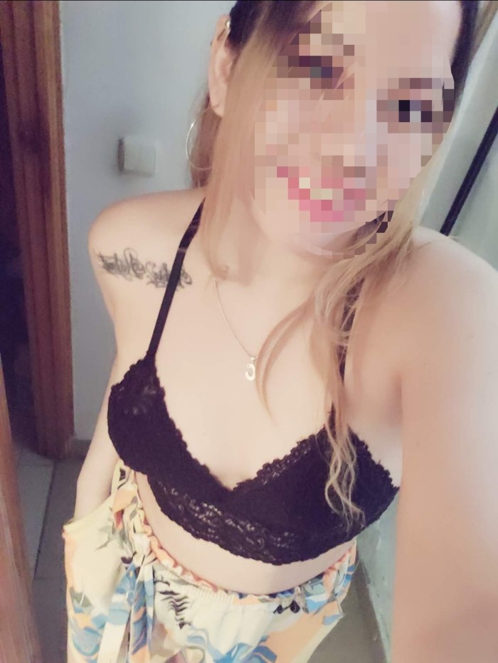 Chica nueva cariñosa y atractiva