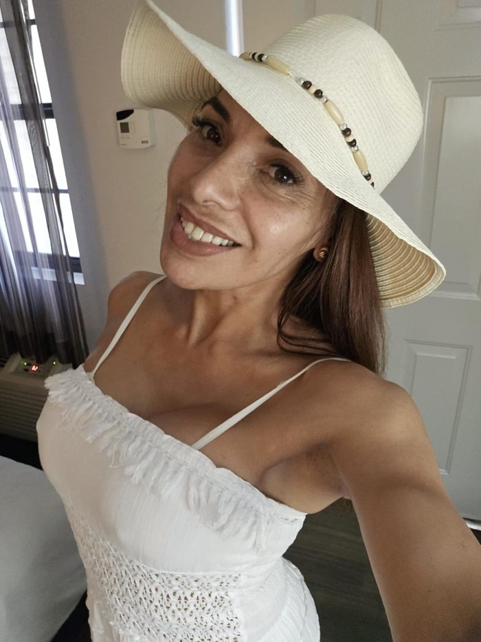 Llegando a ALCOY, tomasa un espectaculo de mujer