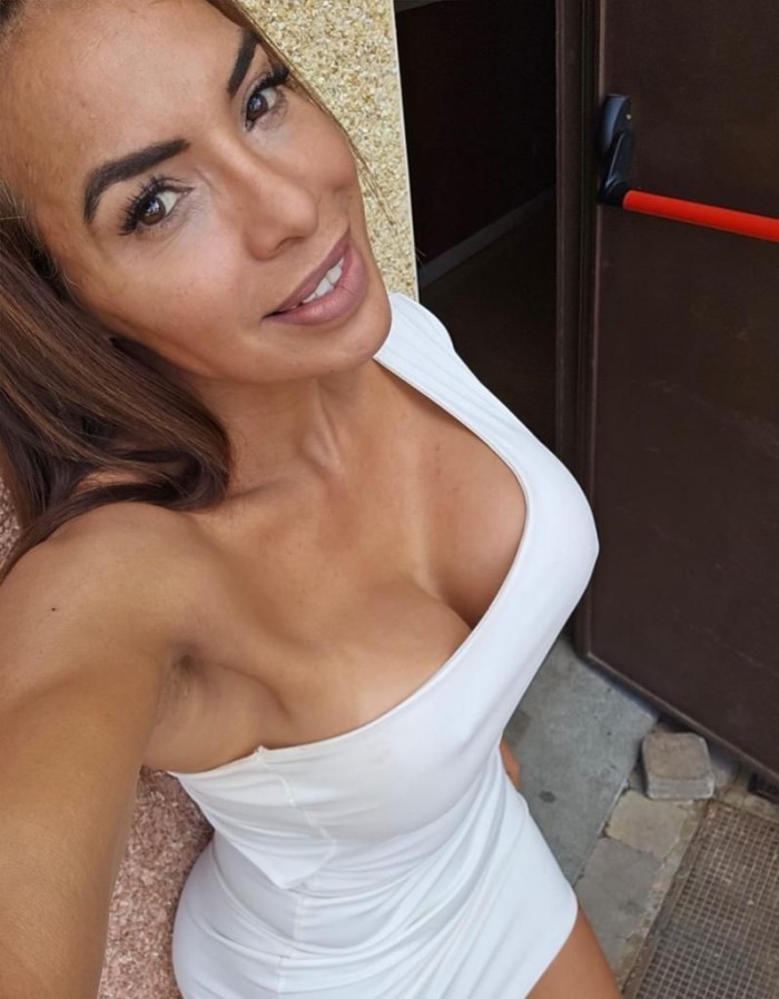 Llegando a ALCOY, tomasa un espectaculo de mujer